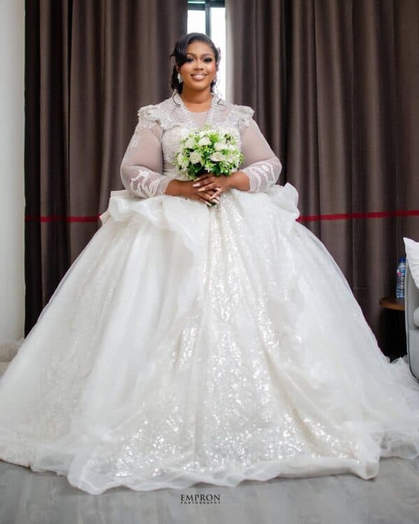 Beautiful Wedding Dress Luxury Sequins Wedding Dress Classic high neck Bridal Gown Long sleeves